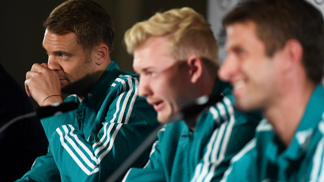 Manuel Neuer, Julian Brandt und Thomas Müller bei der Pressekonferenz.