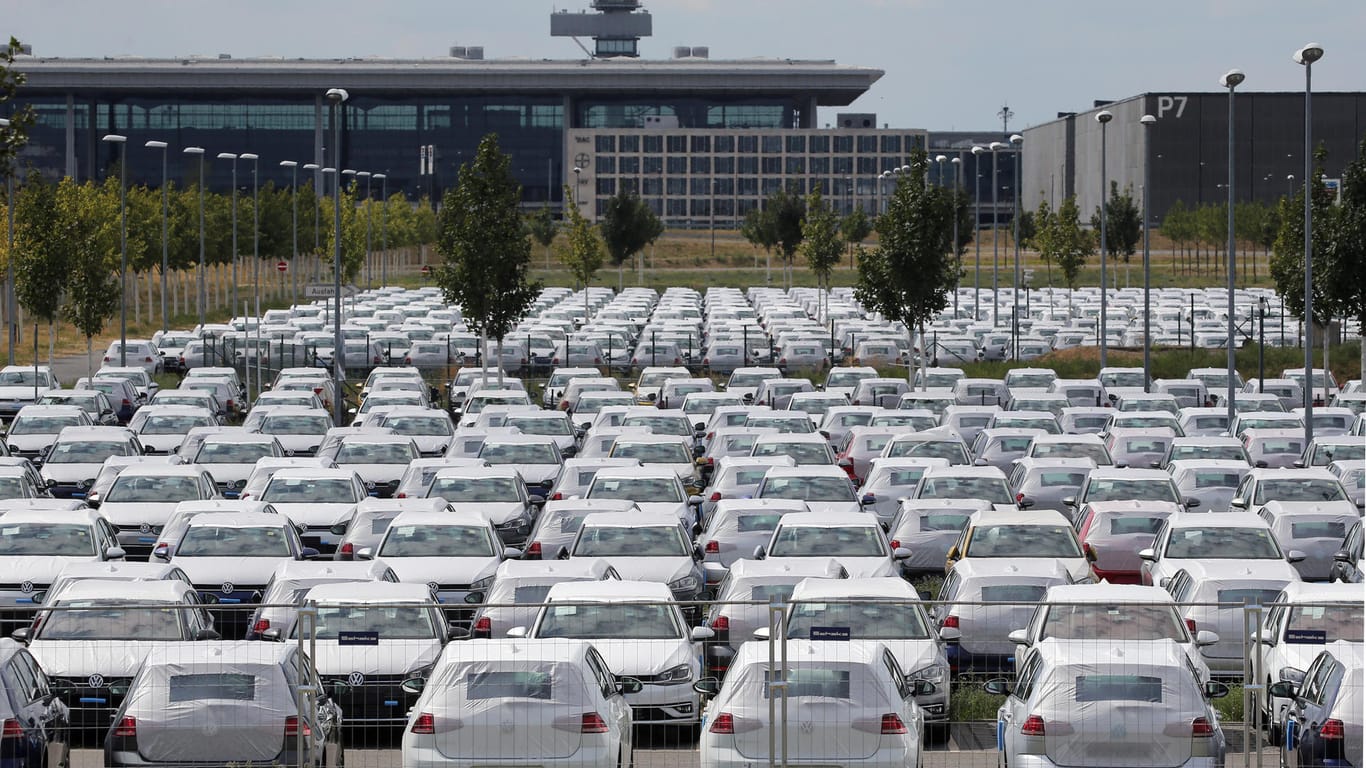 Nicht zugelassene Volkswagen stehen auf einem Parkplatz des noch nicht eröffneten Flughafens BER in Schönefeld bei Berlin.