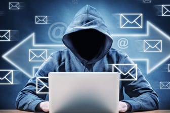 Ein Mann mit Kapuzenpulli vorm Computer: Mit einer neuen Mail-Betrugsmasche versuchen Kriminelle, von ihren Opfern Bitcoins zu erpressen.