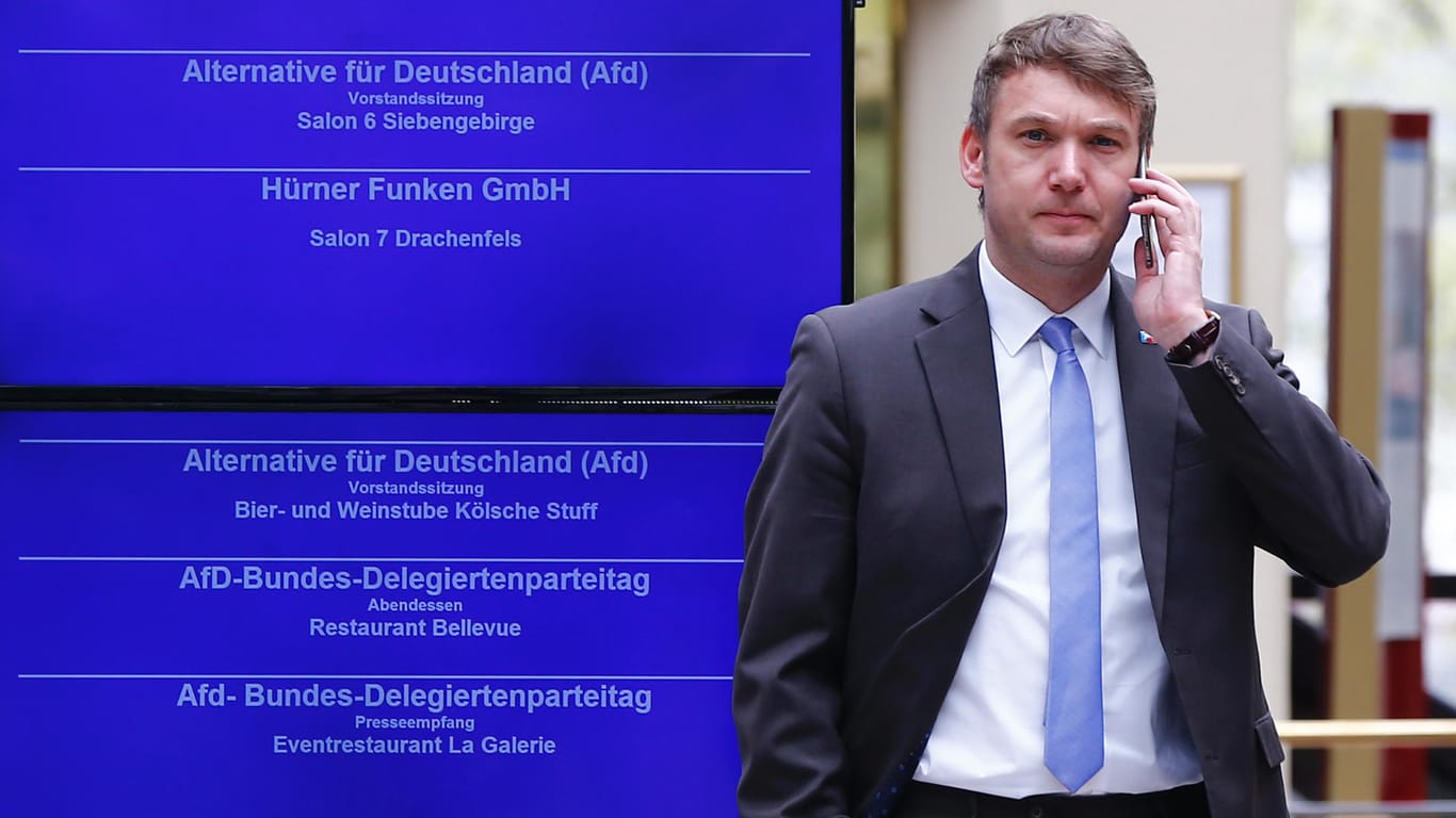 Der ehemalige AfD-Landesvorsitzende in Sachsen-Anhalt: André Poggenburg telefoniert beim Bundesparteitag in Köln. (Foto vom 21. April 2017)