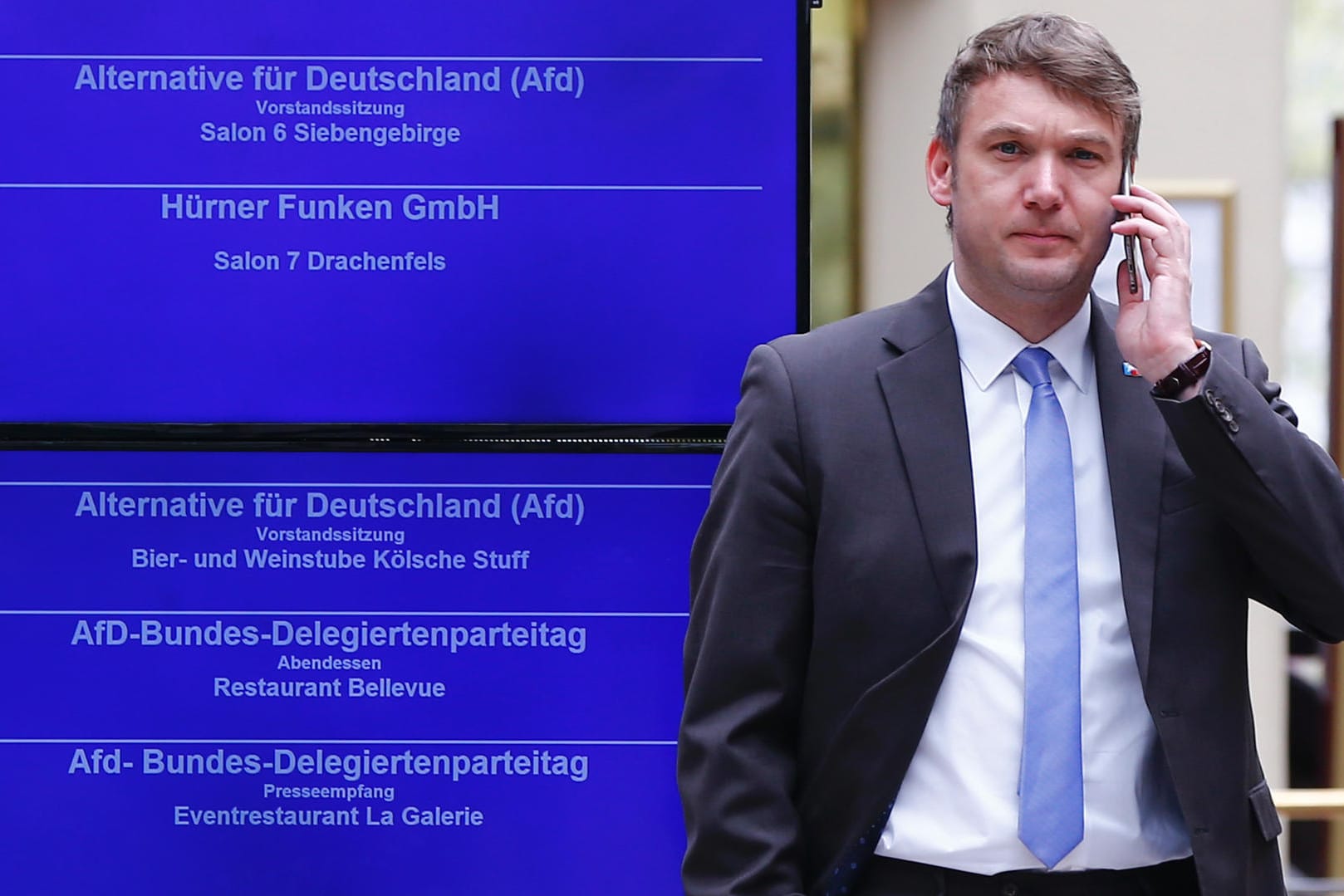 Der ehemalige AfD-Landesvorsitzende in Sachsen-Anhalt: André Poggenburg telefoniert beim Bundesparteitag in Köln. (Foto vom 21. April 2017)