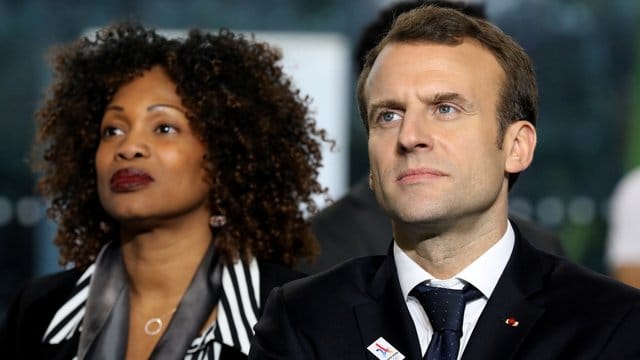 Laura Flessel, hier neben Emmanuel Macron, ist als Sportministerin zurückgetreten.