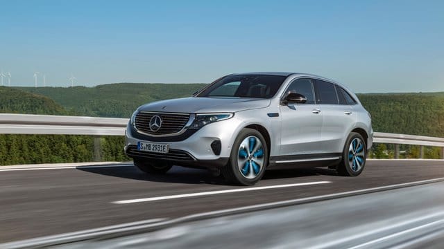 Stromer mit Stern: Das erste Elektroauto von Mercedes hört auf den Namen EQC und soll Mitte kommenden Jahres auf die Straße surren. Stromer mit Stern: Das erste Elektroauto von Mercedes hört auf den Namen EQC und soll Mitte kommenden Jahres auf die Straße surren.