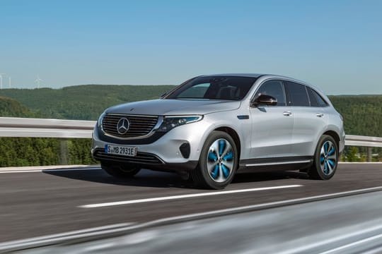 Stromer mit Stern: Das erste Elektroauto von Mercedes hört auf den Namen EQC und soll Mitte kommenden Jahres auf die Straße surren.