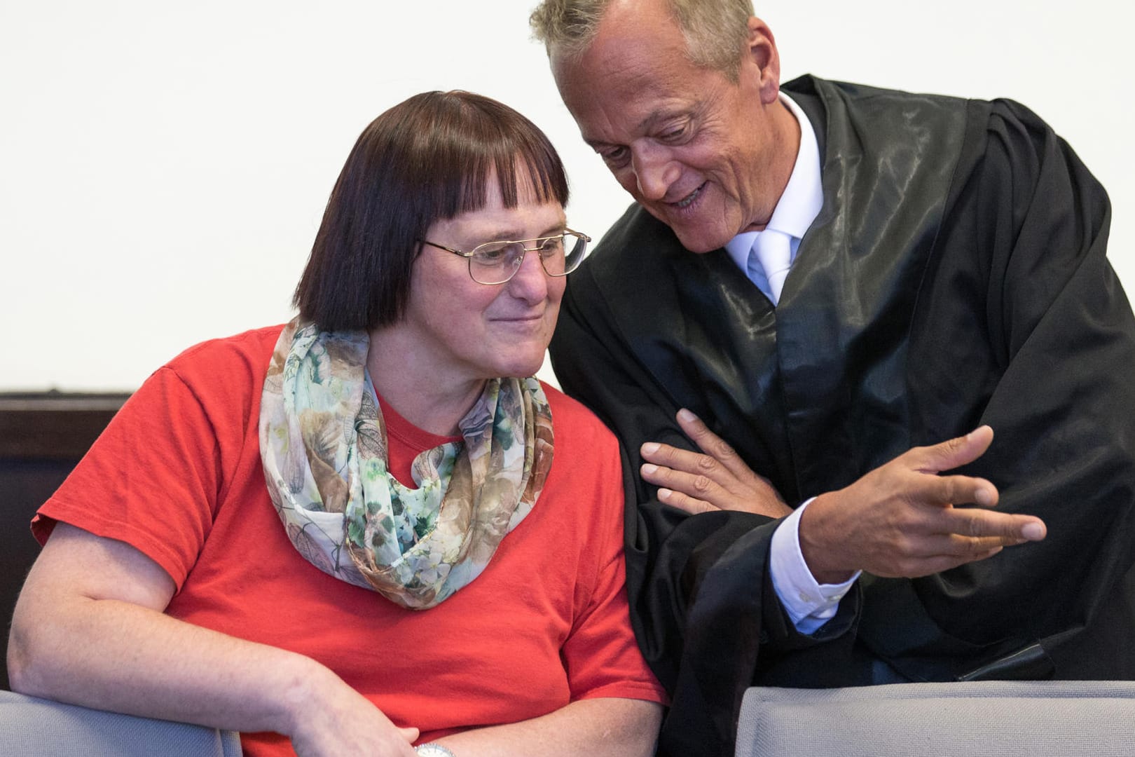 Angelika W. mit ihrem Verteidiger: Manche Prozessbeteiligte befürchten ein mögliches langes Schlusswort der Angeklagten.