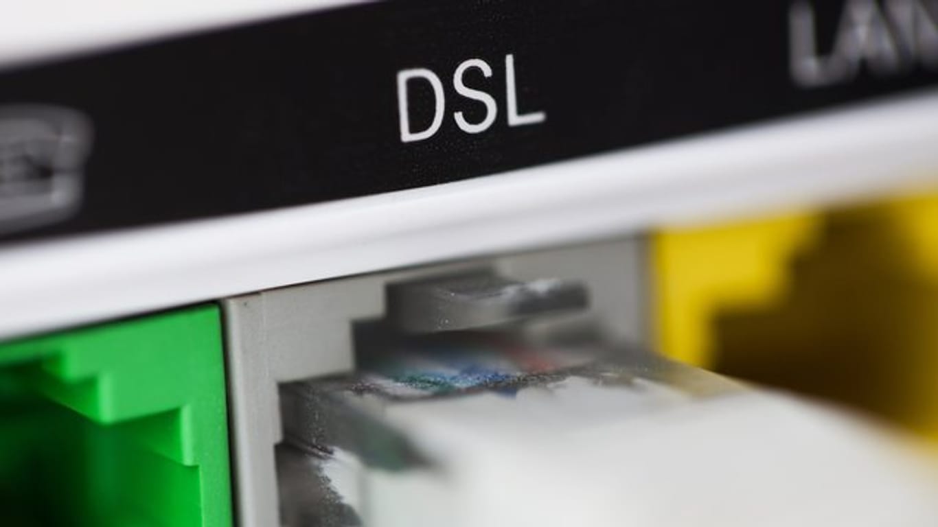 DSL-Schriftzug auf einem Router: Mit Super-Vectoring wird bei DSL-Anschlüssen die nächste Geschwindigkeitsstufe geschaltet.