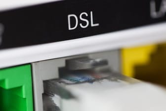 DSL-Schriftzug auf einem Router: Mit Super-Vectoring wird bei DSL-Anschlüssen die nächste Geschwindigkeitsstufe geschaltet.