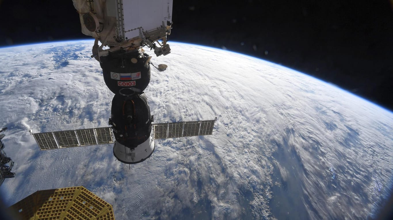 Die Sojus-Raumkapsel, die an der ISS angedockt ist (Archivbild): Die russische Raumfahrtbehörde prüft derzeit eine Beschädigung der Sojus-Kapsel.