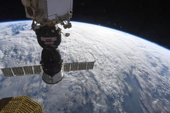 Die Sojus-Raumkapsel, die an der ISS angedockt ist (Archivbild): Die russische Raumfahrtbehörde prüft derzeit eine Beschädigung der Sojus-Kapsel.