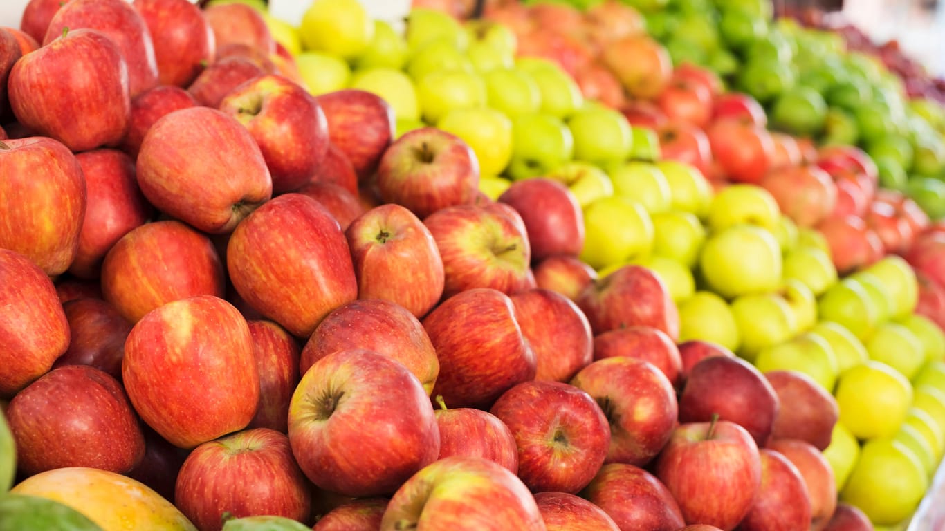 Äpfel im Supermarkt: Manche Sorten sind mit bedenklichen Pestiziden belastet.