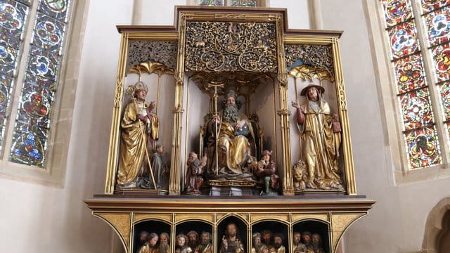 Die Holzskulpturen des Isenheimer Altars weisen zum Teil Schäden auf. Die Holzskulpturen des Isenheimer Altars weisen zum Teil Schäden auf.