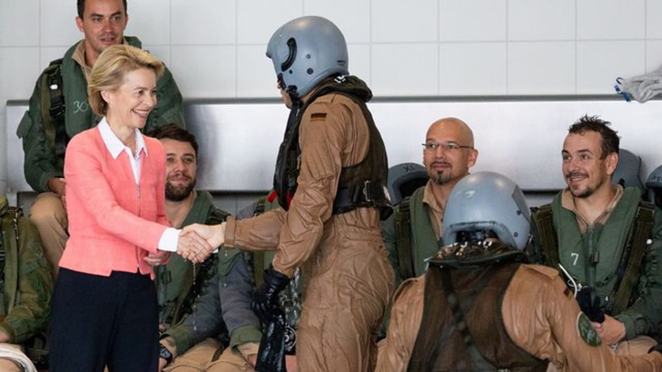 Verteidigungsministerin von der Leyen während ihres Besuchs der Marineoperationsschule in Bremen.