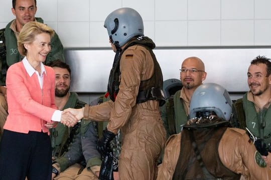 Verteidigungsministerin von der Leyen während ihres Besuchs der Marineoperationsschule in Bremen.