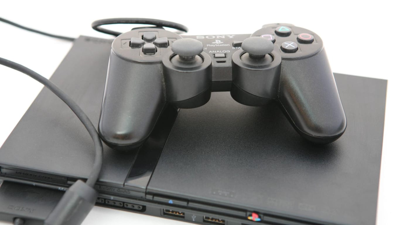 Eine Playstation 2 Slim mit Controller: 18 Jahre nach der Veröffentlichung beendet Sony den Kundenservice für die Konsole.