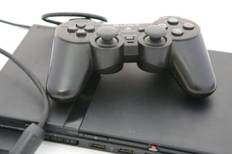 Eine Playstation 2 Slim mit Controller: 18 Jahre nach der Veröffentlichung beendet Sony den Kundenservice für die Konsole.
