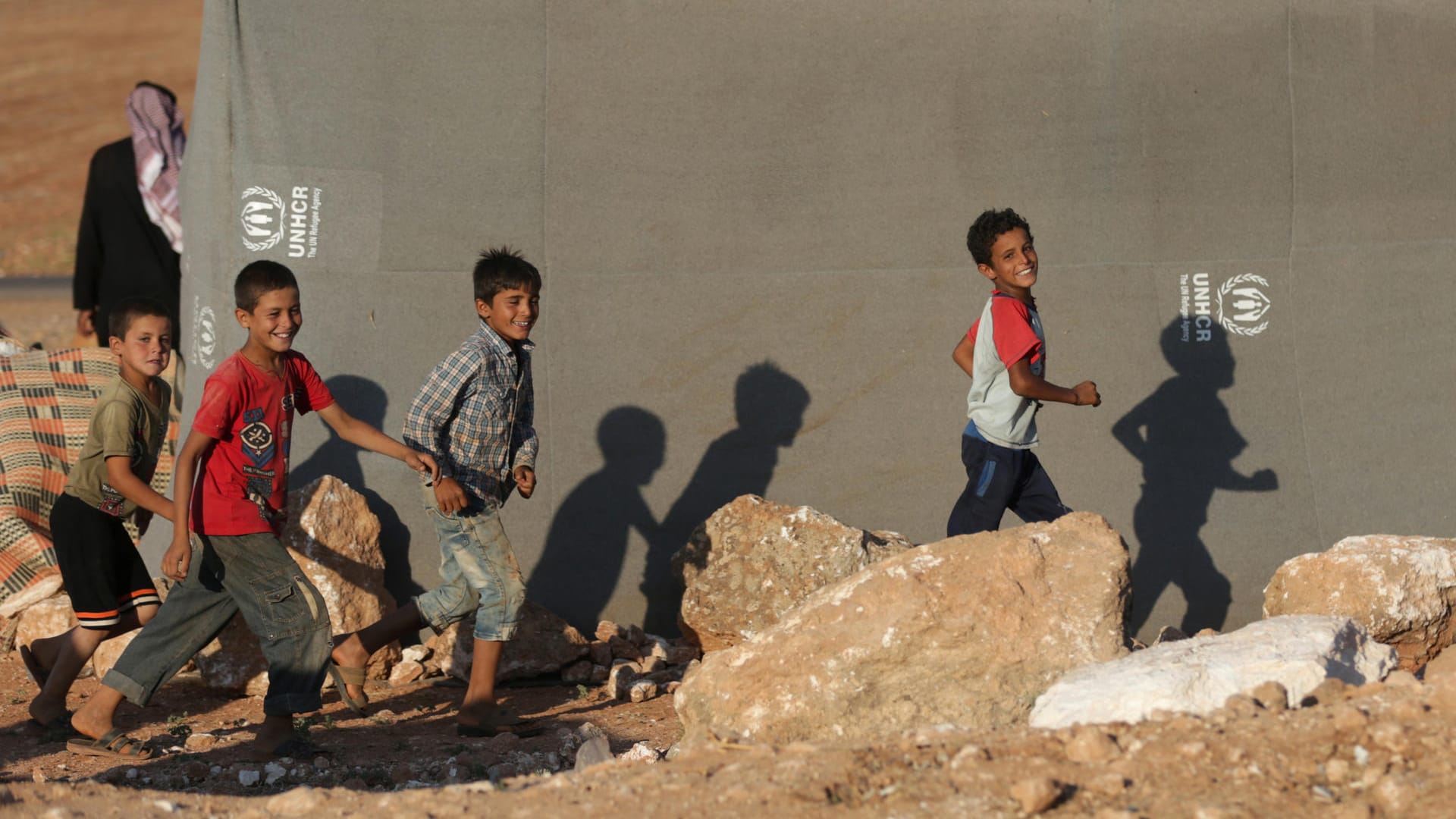 Kinder vor einem Zelt in Idlib: In der Region leben UN-Angaben zufolge etwa eine Million Kinder.