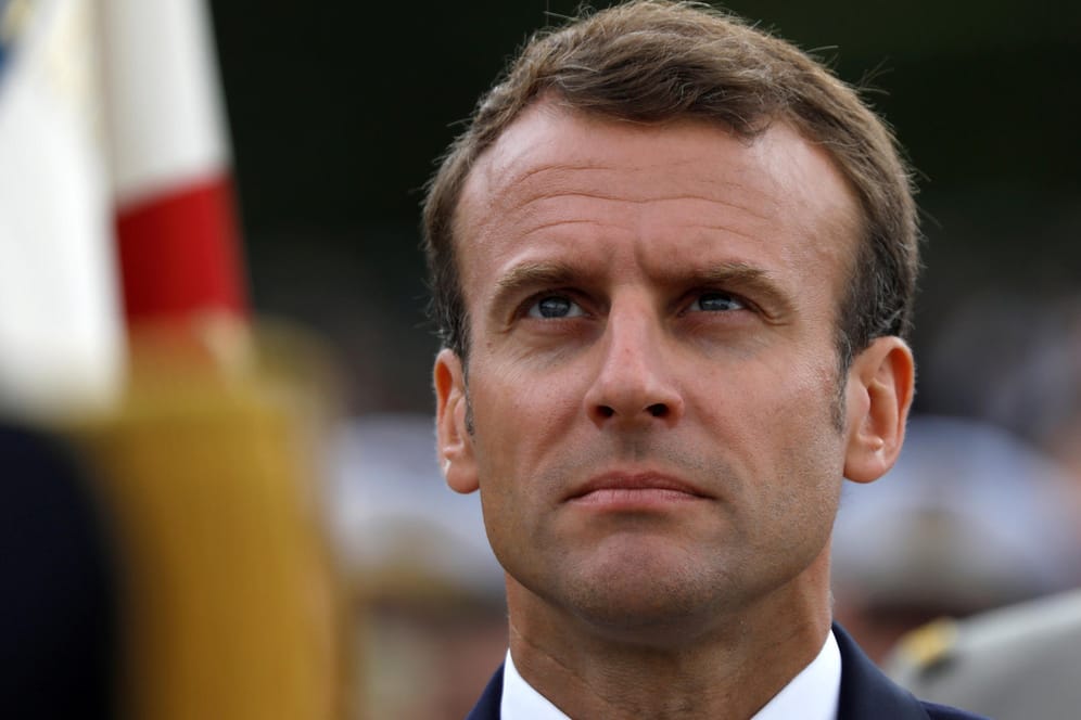 Französischer Präsident Emmanuel Macron auf einer Gedenkveranstaltung zum 78. Jahrestag des Aufrufs von Charles de Gaulles zum Widerstand gegen die Nationalsozialisten (Archivbild): Durch den Rücktritt zweier Minister wird Macron gezwungen, seine Regierung neu aufzustellen.