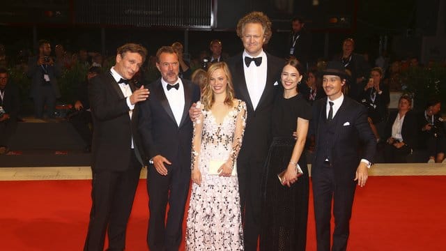 Auf dem roten Teppich: Oliver Masucci (l-r), Sebastian Koch, Saskia Rosendahl, Regisseur Florian Henckel von Donnersmack, Paula Beer und Tom Schilling.