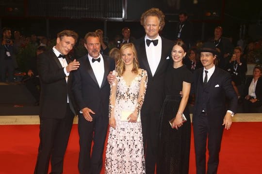 Auf dem roten Teppich: Oliver Masucci (l-r), Sebastian Koch, Saskia Rosendahl, Regisseur Florian Henckel von Donnersmack, Paula Beer und Tom Schilling.