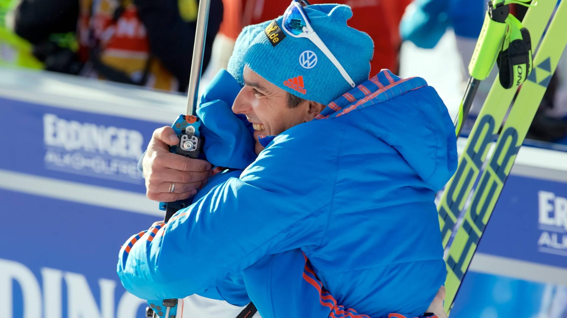 Nach dem Titelgewinn in der Staffel bei der WM in Hochfilzen 2017 war die Freude bei Ricco Groß (r.) und seinem Schützling Alexei Wolkow riesengroß.