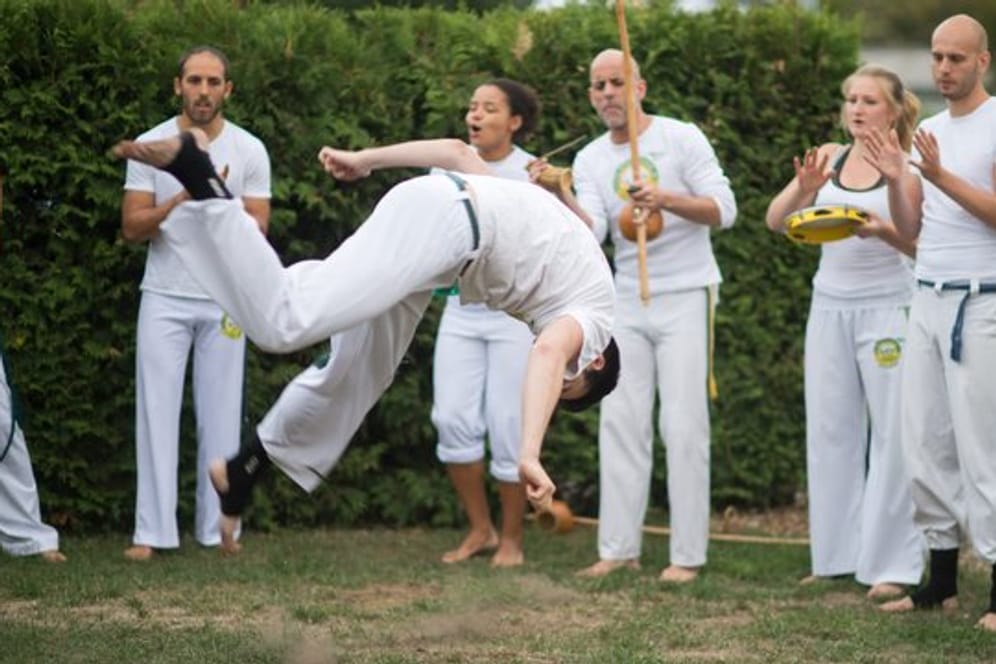 Der Capoeira-Kämpfer Daniel Ludwig der Gruppe "Unicar" demonstriert, wie vielseitig die brasilianische Sportart ist.