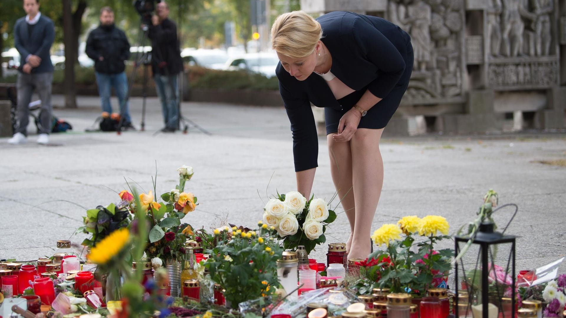 Bundesfamilienministerin Franziska Giffey (SPD) legt am Tatort einen Strauß Blumen nieder.