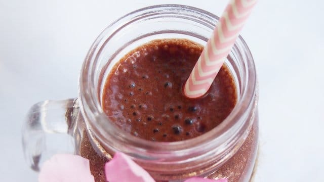 Süß, aber keine Kalorienbombe: Ein Shake aus Banane, Milch und Kakao.