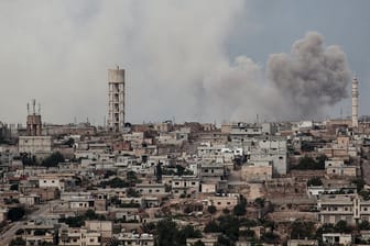 Die Stadt Kafr Nabuda in Idlib: Sollten beim bevorstehenden Angriff von Russland und Assad Chemiewaffen in Syrien eingesetzt werden, droht Präsident Trump mit harten Konsequenzen.