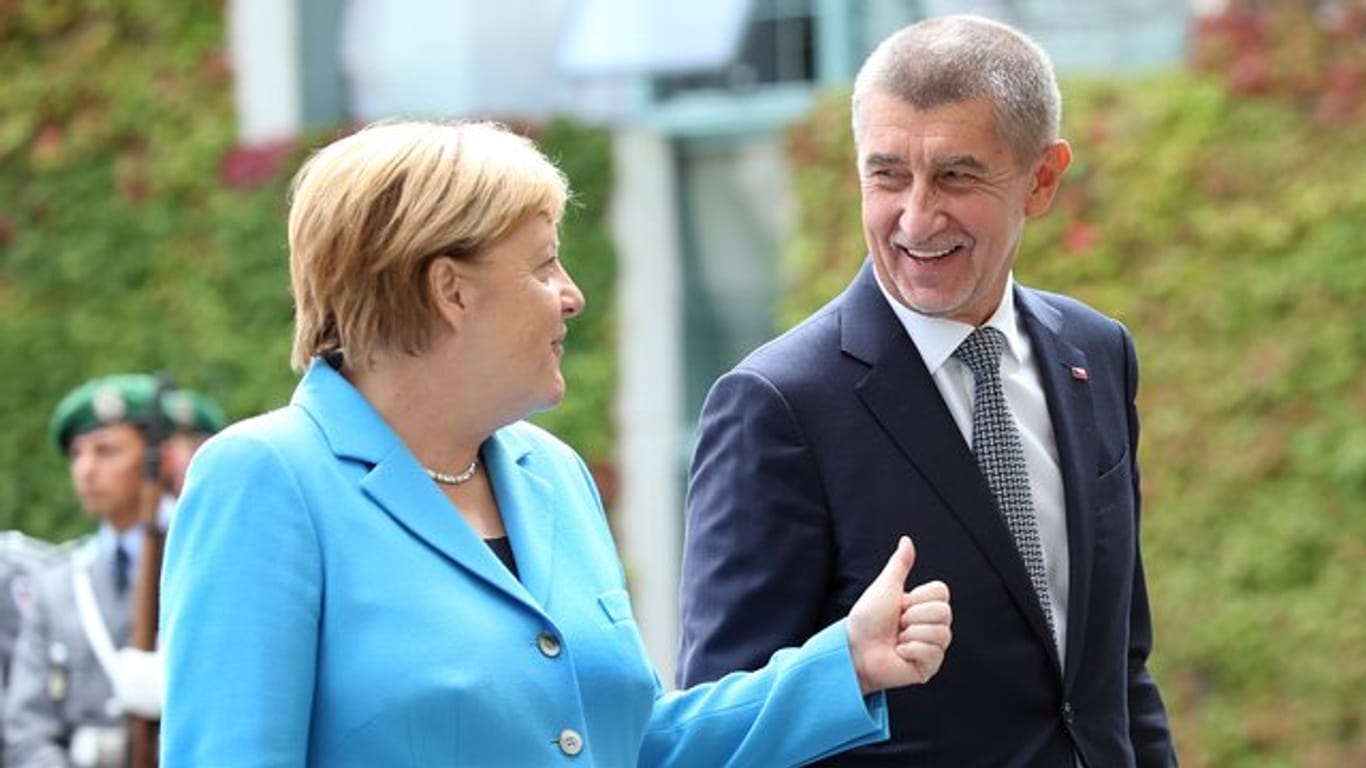 Bundeskanzlerin Angela Merkel (CDU) empfängt vor dem Bundeskanzleramt den tschechischen Ministerpräsidenten Andrej Babis.