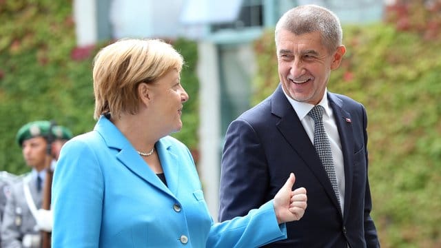 Bundeskanzlerin Angela Merkel (CDU) empfängt vor dem Bundeskanzleramt den tschechischen Ministerpräsidenten Andrej Babis. Bundeskanzlerin Angela Merkel (CDU) empfängt vor dem Bundeskanzleramt den tschechischen Ministerpräsidenten Andrej Babis.