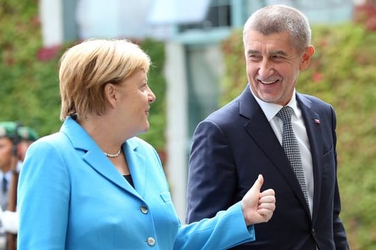 Bundeskanzlerin Angela Merkel (CDU) empfängt vor dem Bundeskanzleramt den tschechischen Ministerpräsidenten Andrej Babis.