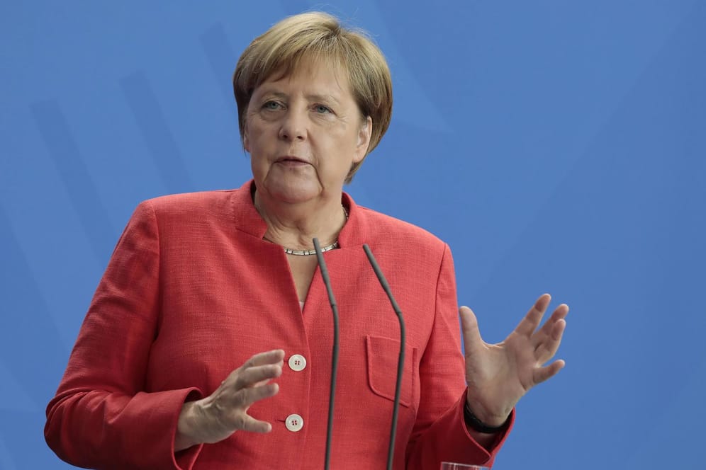 Merkel in Berlin: Die Bundeskanzlerin will nun auch nach Chemnitz reisen. Ein genauer Termin stehe aber noch nicht fest, sagte ihr Sprecher.