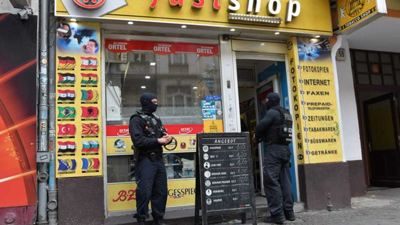 Einsatzkräfte vor einem Kiosk in Neukölln: Die Berliner Polizei ist erneut gegen kriminelle arabische Großfamilien vorgegangen.