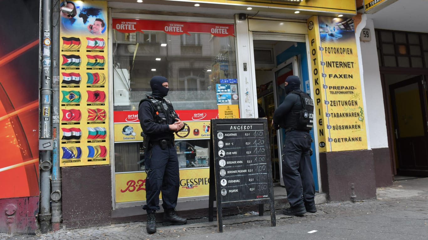 Einsatzkräfte vor einem Kiosk im Stadtteil Neukölln: Die Polizei hat das Objekt durchsucht, weil sie gegen ein Clanmitglied wegen Vorstoß gegen das Waffengesetz ermitteln.