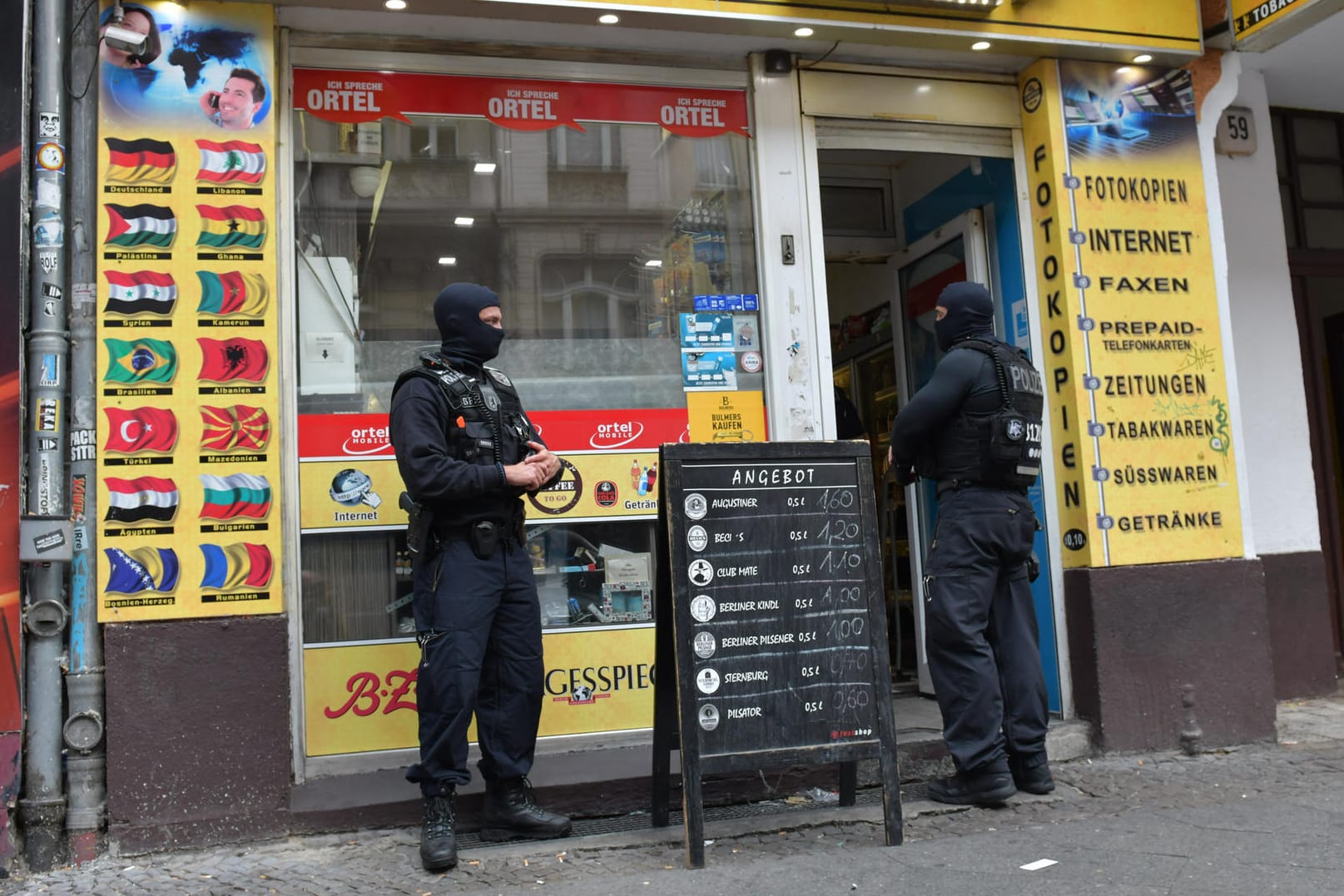Einsatzkräfte vor einem Kiosk im Stadtteil Neukölln: Die Polizei hat das Objekt durchsucht, weil sie gegen ein Clanmitglied wegen Vorstoß gegen das Waffengesetz ermitteln.