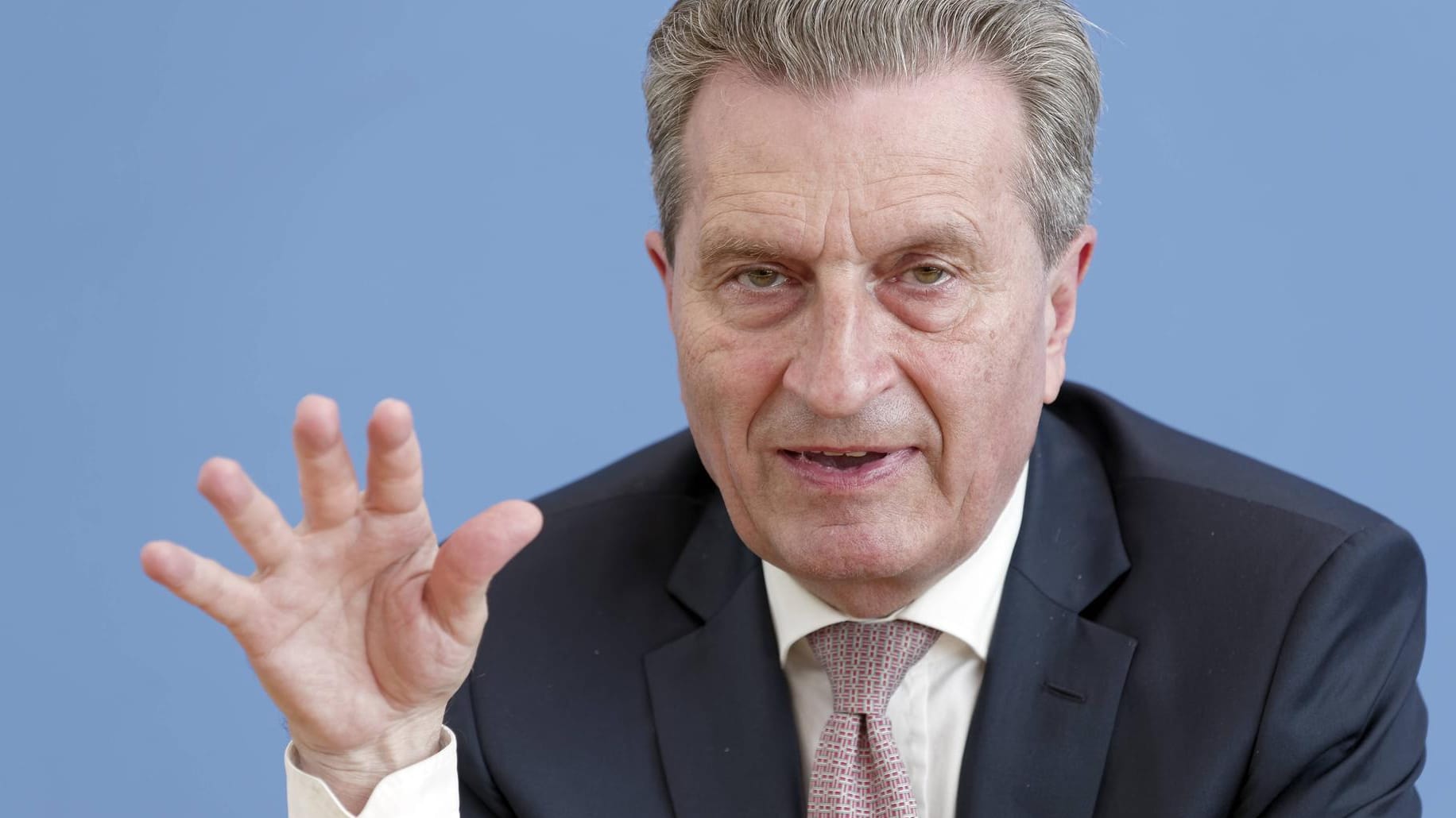 EU-Kommissar Günther Oettinger: Er lobt Manfred Weber in den höchsten Tönen.