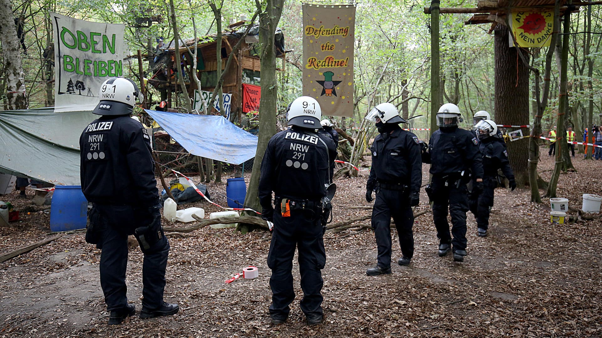 Einsatz im Hambacher Forst: Mehrere Hundert Polizisten sind im Einsatz, um Arbeiter bei den Vorbereitungen zur Rodung des Gebietes zu schützen.