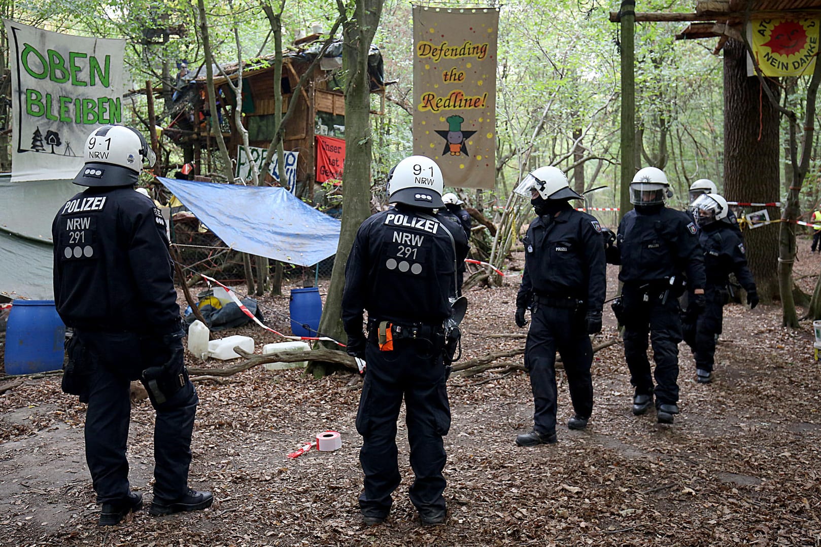 Einsatz im Hambacher Forst: Mehrere Hundert Polizisten sind im Einsatz, um Arbeiter bei den Vorbereitungen zur Rodung des Gebietes zu schützen.