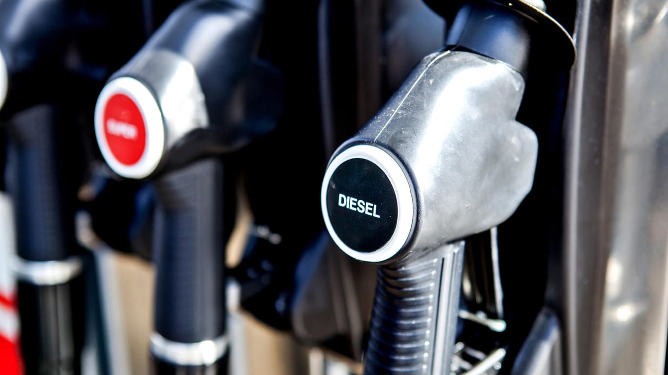 Diesel-Kraftstoff an der Tankstelle: Das Verwaltungsgericht Wiesbaden verhandelt über ein mögliches Fahrverbot für Dieselfahrzeuge in Hessen.