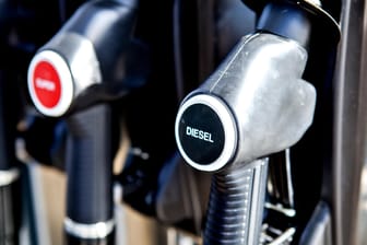 Diesel-Kraftstoff an der Tankstelle: Das Verwaltungsgericht Wiesbaden verhandelt über ein mögliches Fahrverbot für Dieselfahrzeuge in Hessen.