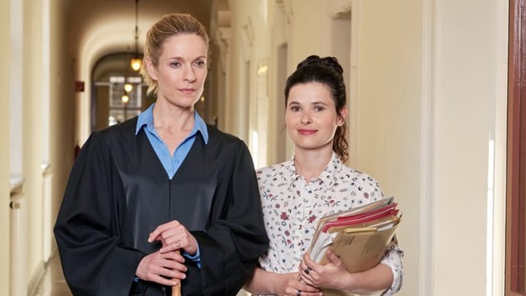 Die ambitionierte Anwältin Romy Heiland (Lisa Martinek, l) und ihre Assistentin Ada Holländer (Anna Fischer).