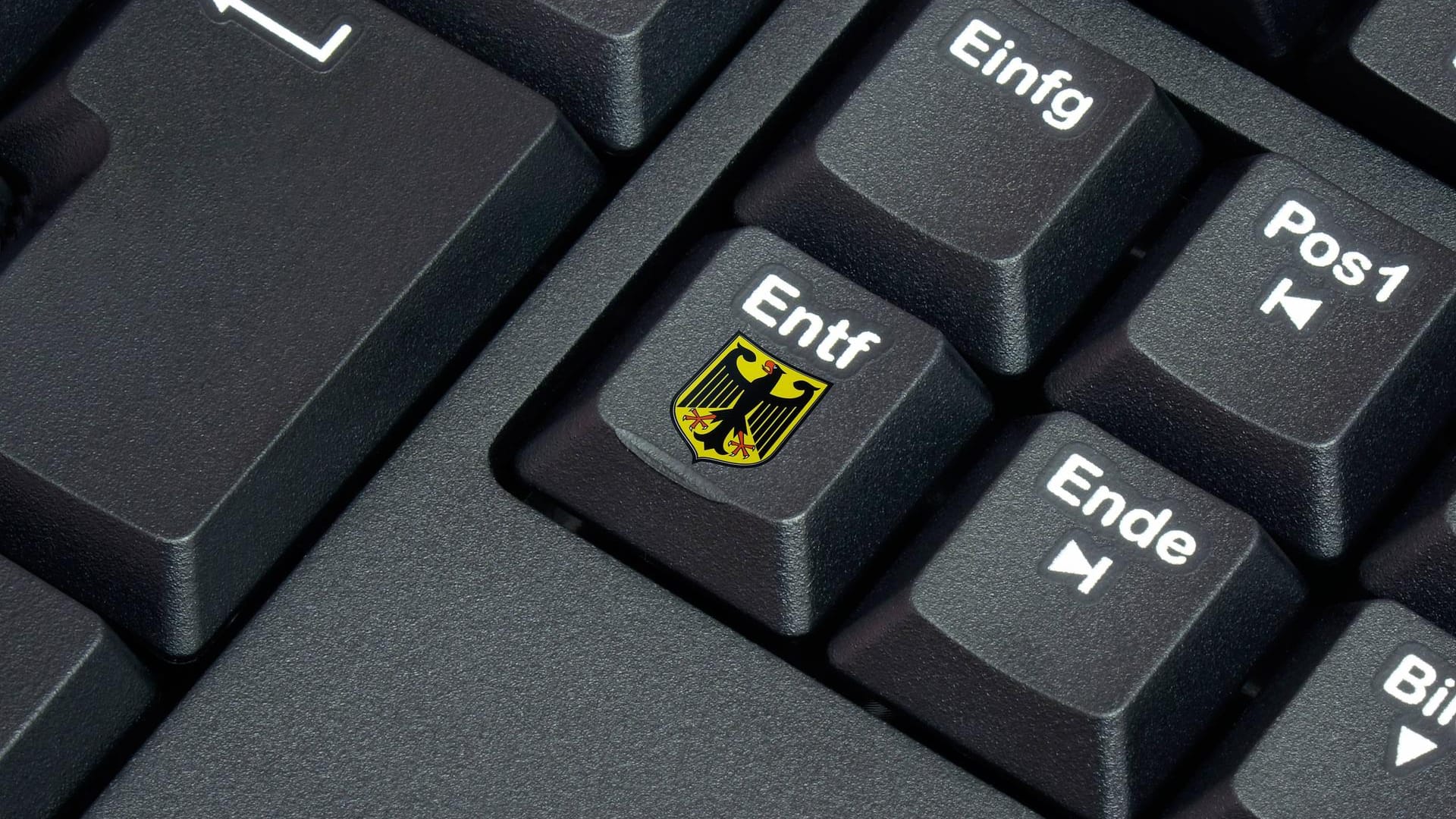Bundesadler auf einer Tastatur: Dem BKA wurden fast 6.000 Fälle von Kinderpornos gemeldet. Die meisten konnten gelöscht werden. Bundesadler auf einer Tastatur: Dem BKA wurden fast 6.000 Fälle von Kinderpornos gemeldet. Die meisten konnten gelöscht werden.