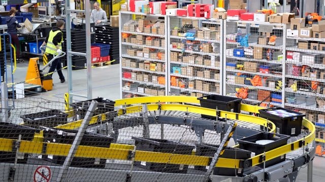 Blick in eine Halle des Online-Versandhändlers Amazon in Leipzig.