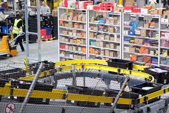 Blick in eine Halle des Online-Versandhändlers Amazon in Leipzig.