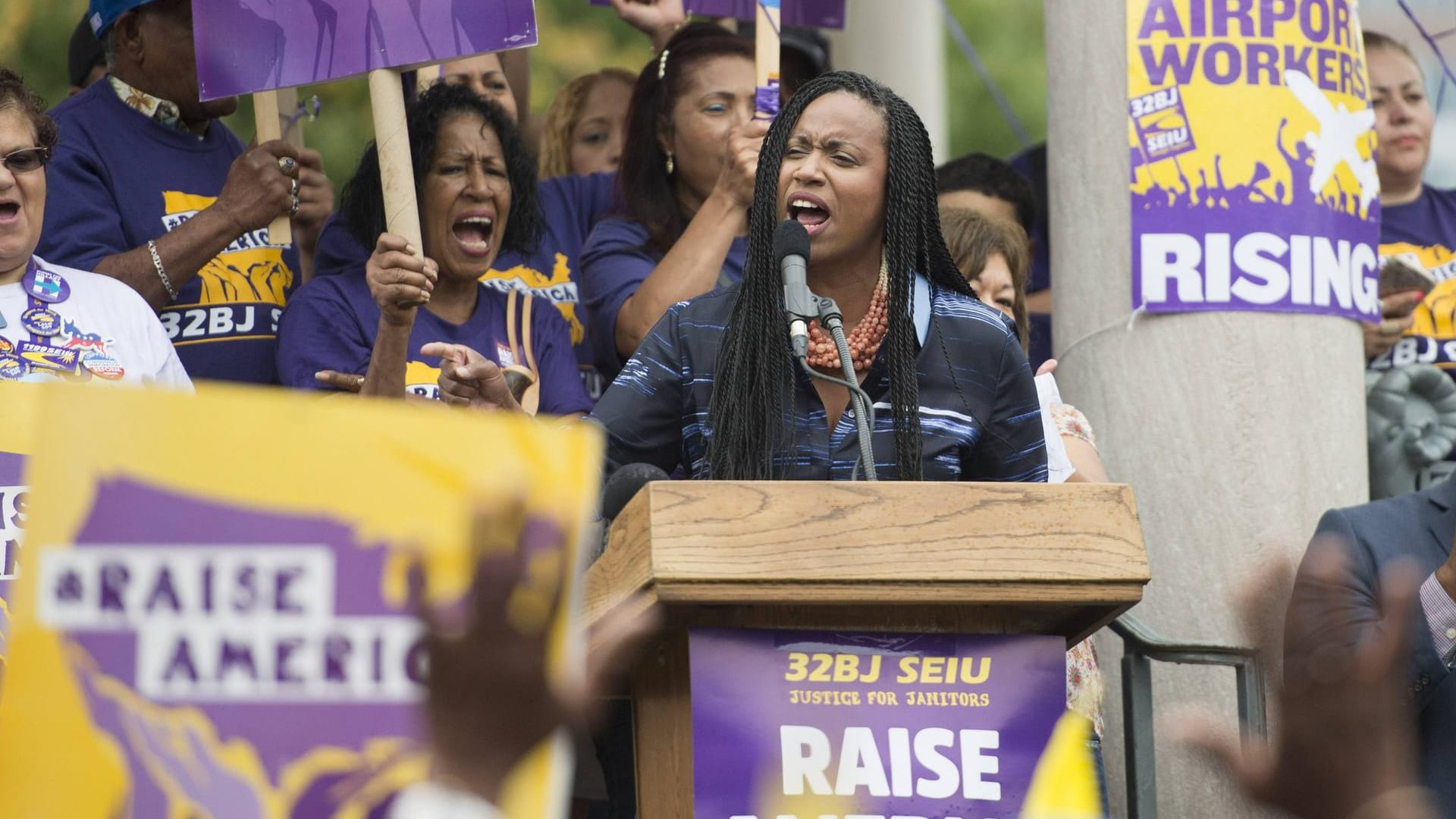 Ayanna Pressley bei einer Kundgebung in Bosten: Die Afroamerikanerin setzte sich überraschend gegen einen Parteikollegen durch, der 20 Jahre lang für Boston im Repräsentantenhaus gesessen hatte. Ayanna Pressley bei einer Kundgebung in Bosten: Die Afroamerikanerin setzte sich überraschend gegen einen Parteikollegen durch, der 20 Jahre lang für Boston im Repräsentantenhaus gesessen hatte.