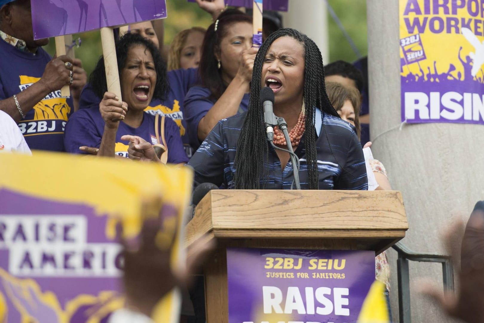 Ayanna Pressley bei einer Kundgebung in Bosten: Die Afroamerikanerin setzte sich überraschend gegen einen Parteikollegen durch, der 20 Jahre lang für Boston im Repräsentantenhaus gesessen hatte.