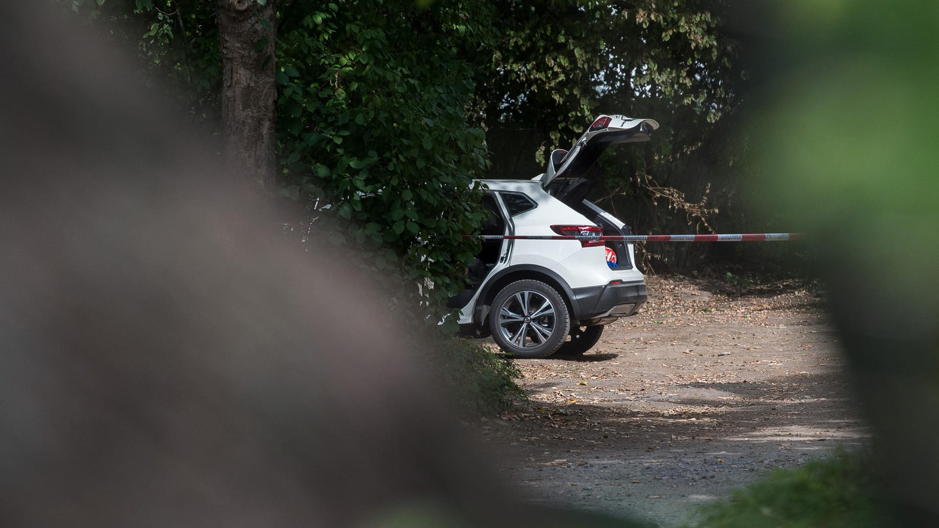 Das Auto, in dem ein toter Mann gefunden wurde: Zwar schoss die Polizei bei der Festnahme auf den bewaffneten Mann. Er tötete sich aber wohl selbst, so die Polizei. Das Auto, in dem ein toter Mann gefunden wurde: Zwar schoss die Polizei bei der Festnahme auf den bewaffneten Mann. Er tötete sich aber wohl selbst, so die Polizei.