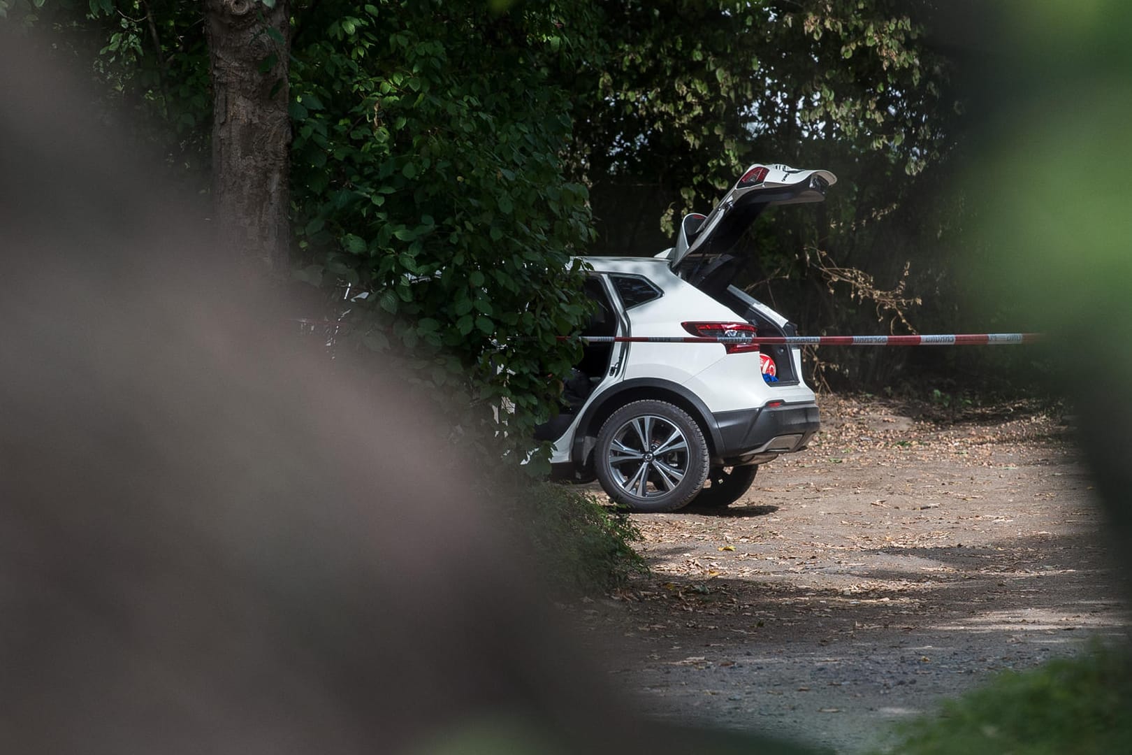 Das Auto, in dem ein toter Mann gefunden wurde: Zwar schoss die Polizei bei der Festnahme auf den bewaffneten Mann. Er tötete sich aber wohl selbst, so die Polizei.