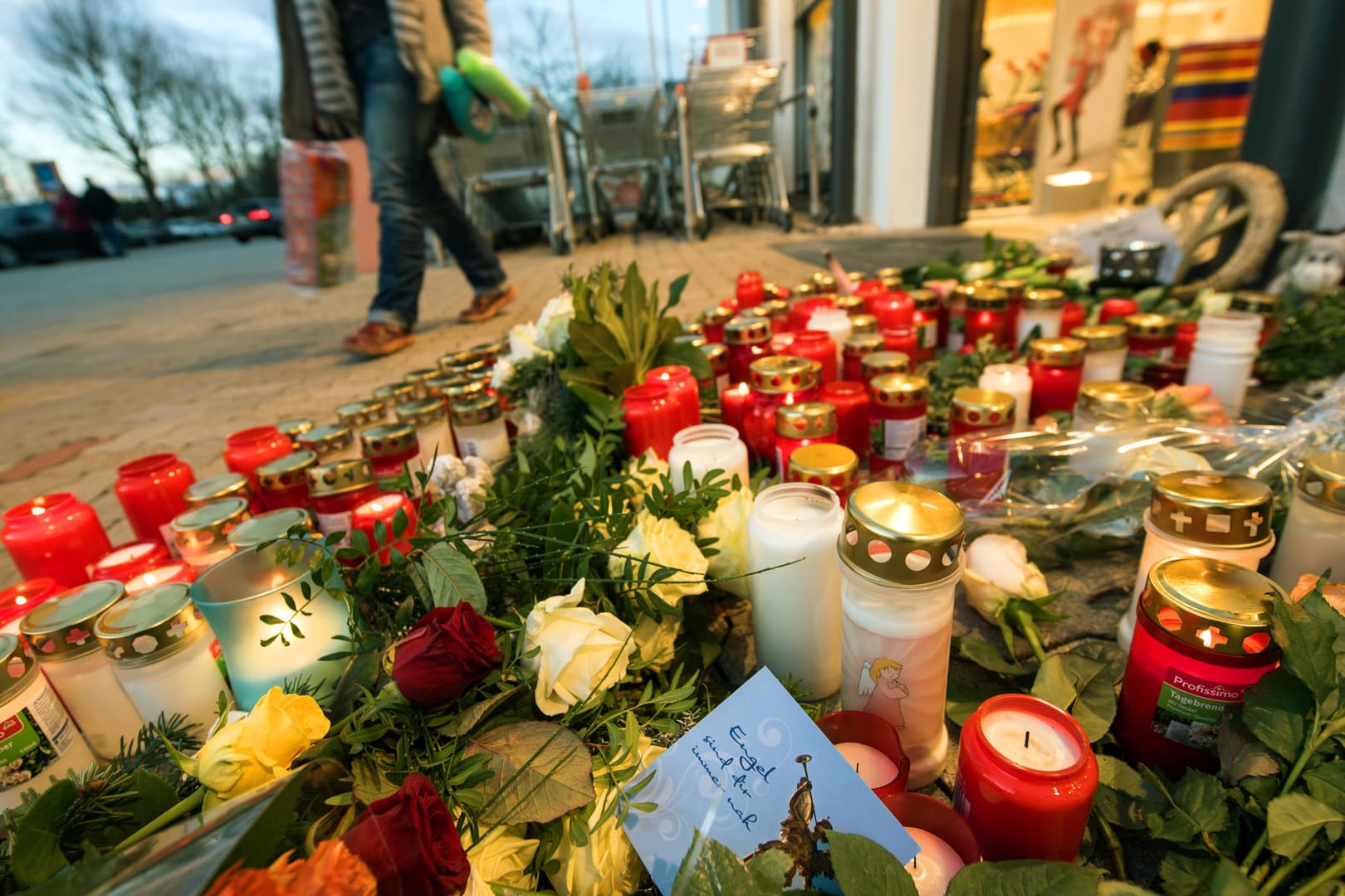 "Warum?": Kerzen, Blumen und Erinnerungsstücke vor dem Drogeriemarkt, in dem Mia ermordet wurde.