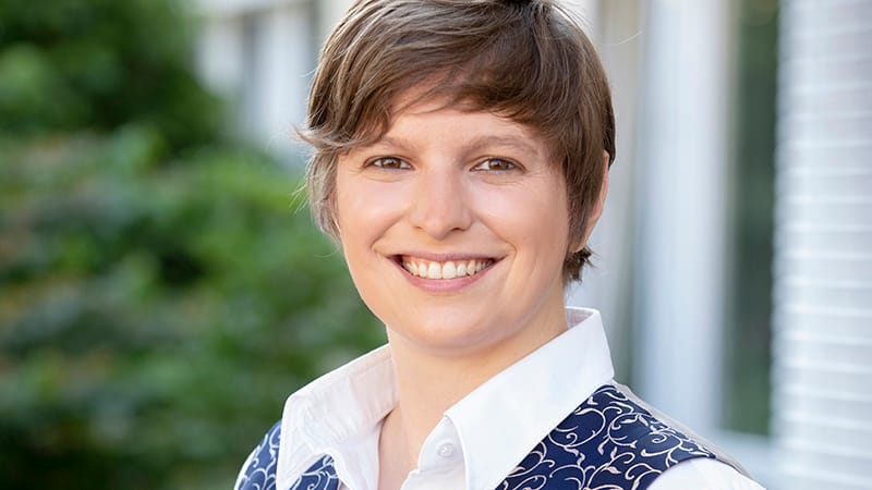 Sandra Koschel arbeitet als Sozialarbeiterin bei der Caritas – geht aber nicht in die Kirche und ist mit einer Frau verheiratet. Kein Problem für ihren kirchlichen Arbeitgeber. Sandra Koschel arbeitet als Sozialarbeiterin bei der Caritas – geht aber nicht in die Kirche und ist mit einer Frau verheiratet. Kein Problem für ihren kirchlichen Arbeitgeber.